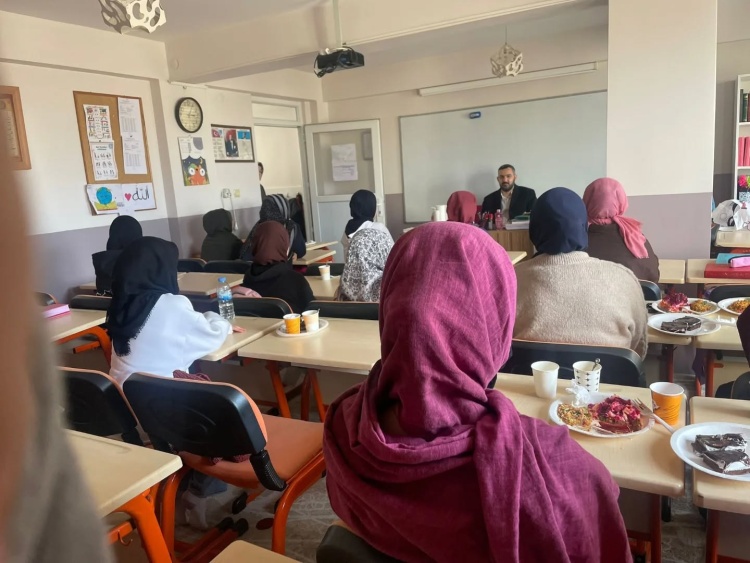 Gençlere Yönelik Kur’an Kursunu Ziyaret Etti 10753