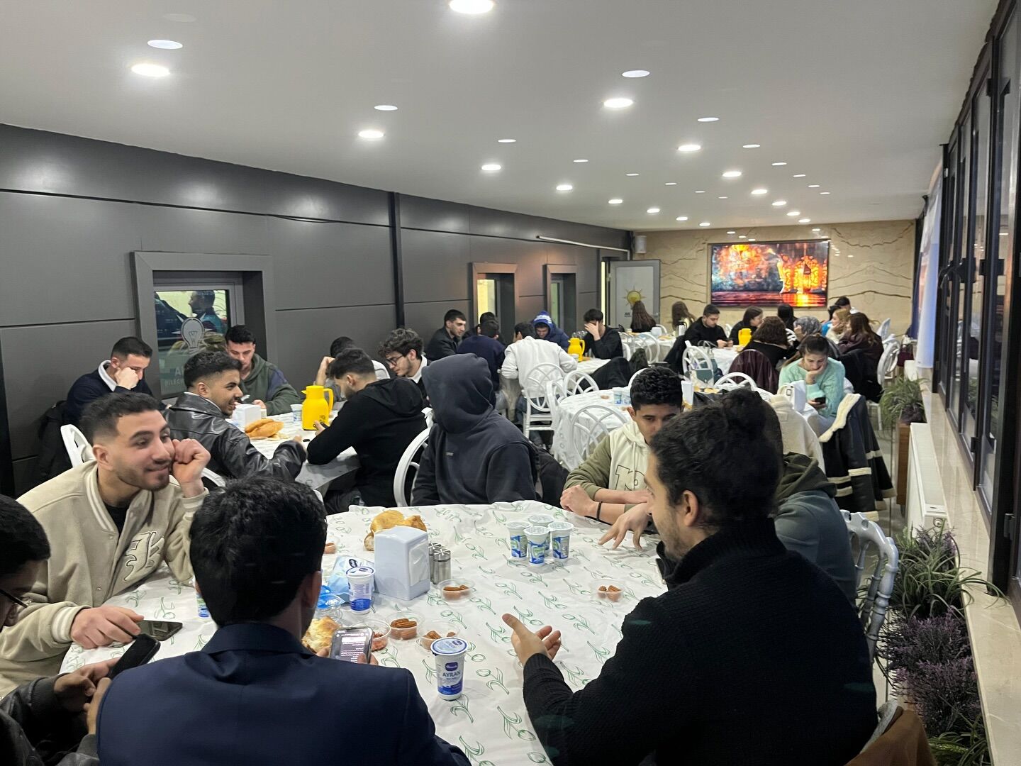 Gençliğin Enerjisi İftar Sofrasında Buluştu 11052