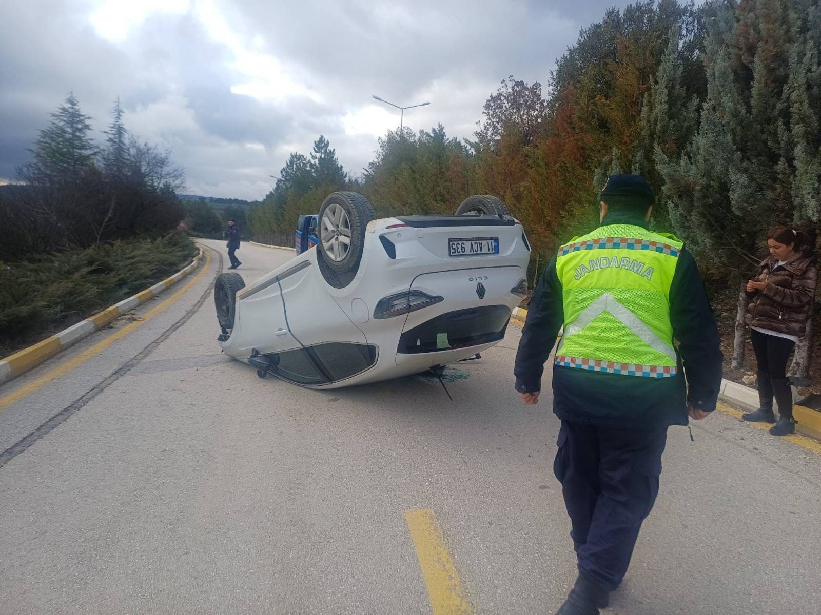 Gölet Yolunda Araç Ters Döndü 11080