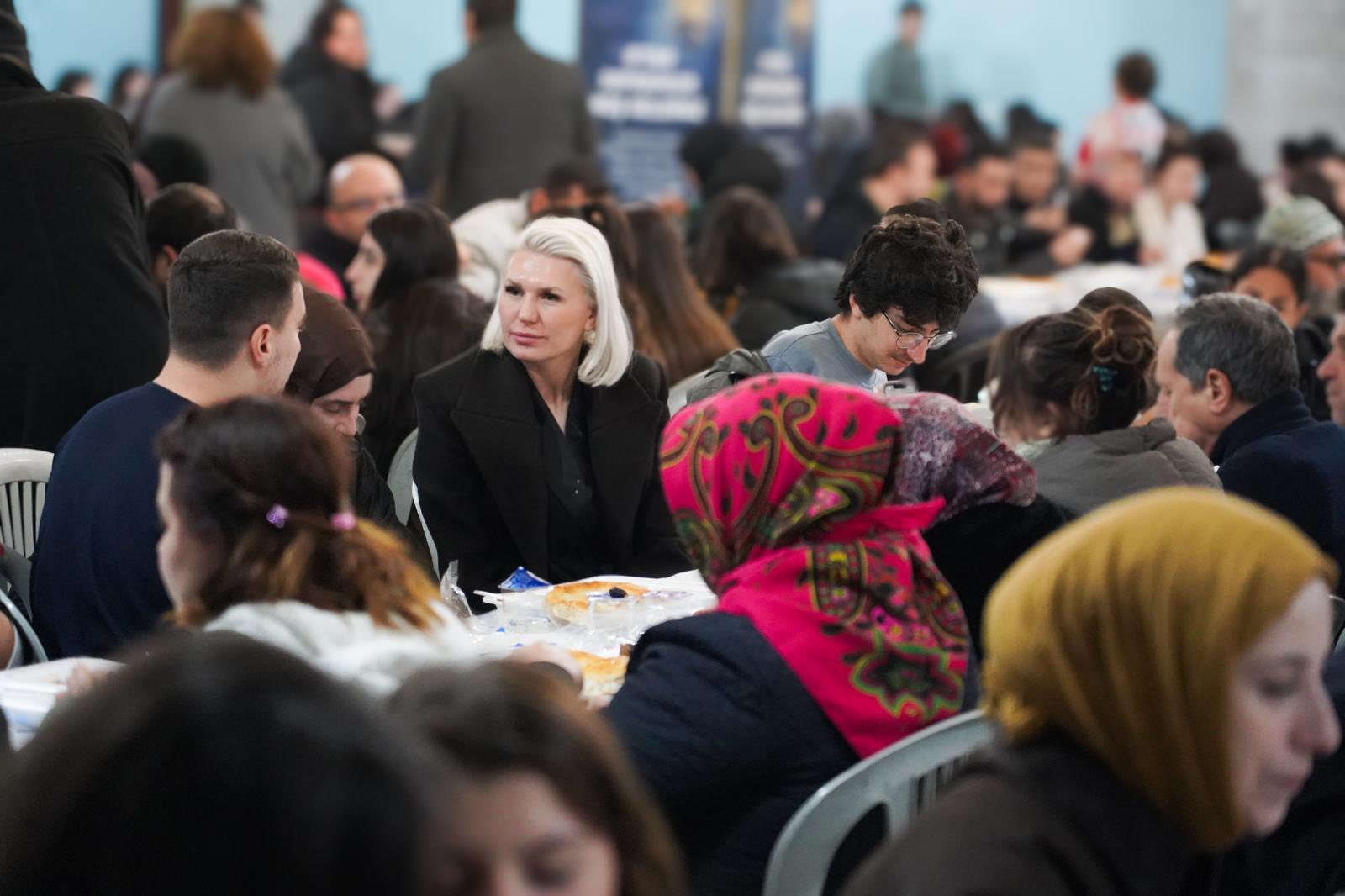 İftar Çadırında Yemek Servisi Başkan Subaşıdan 10992