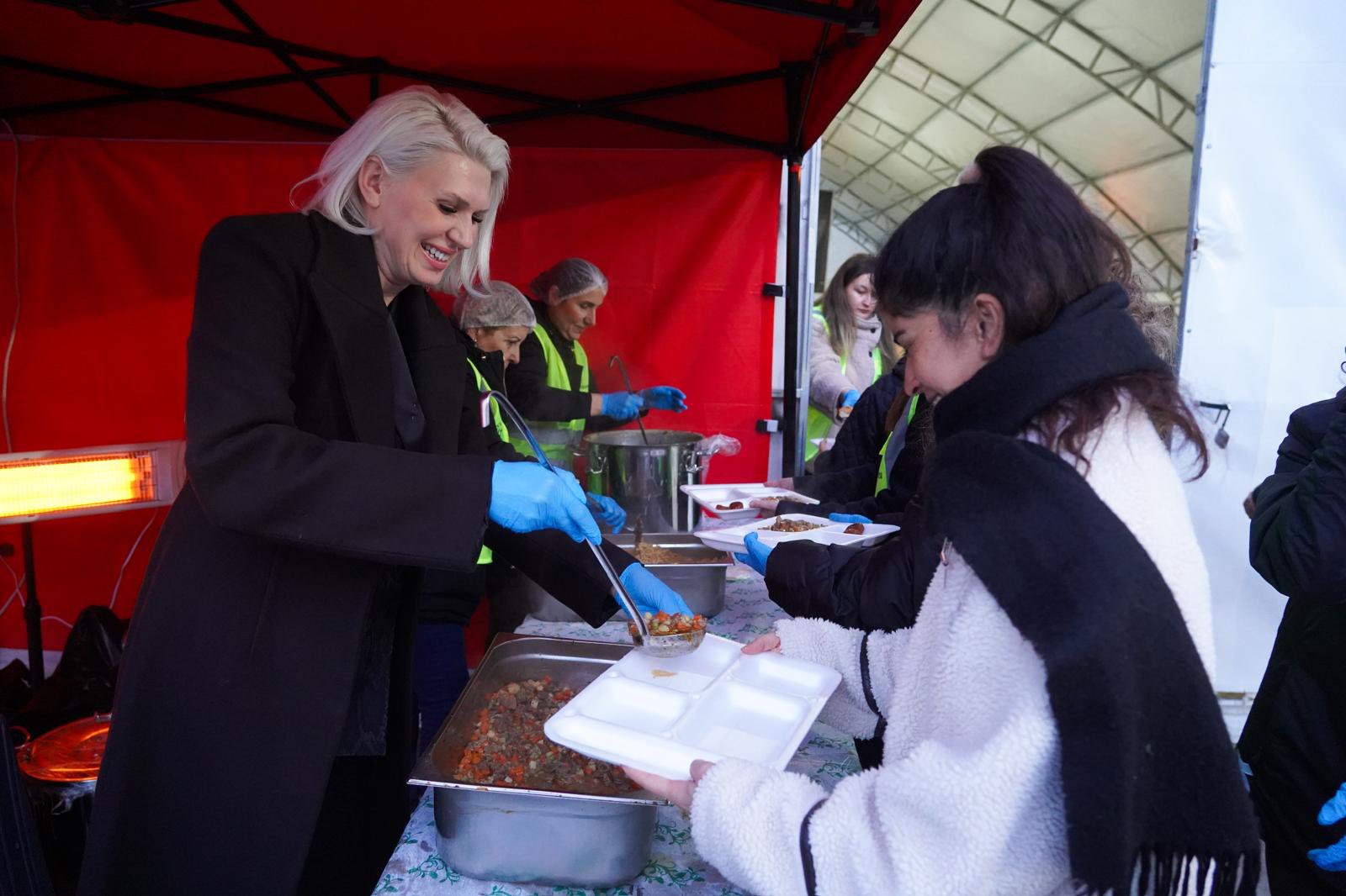 İftar Çadırında Yemek Servisi Başkan Subaşıdan 10993