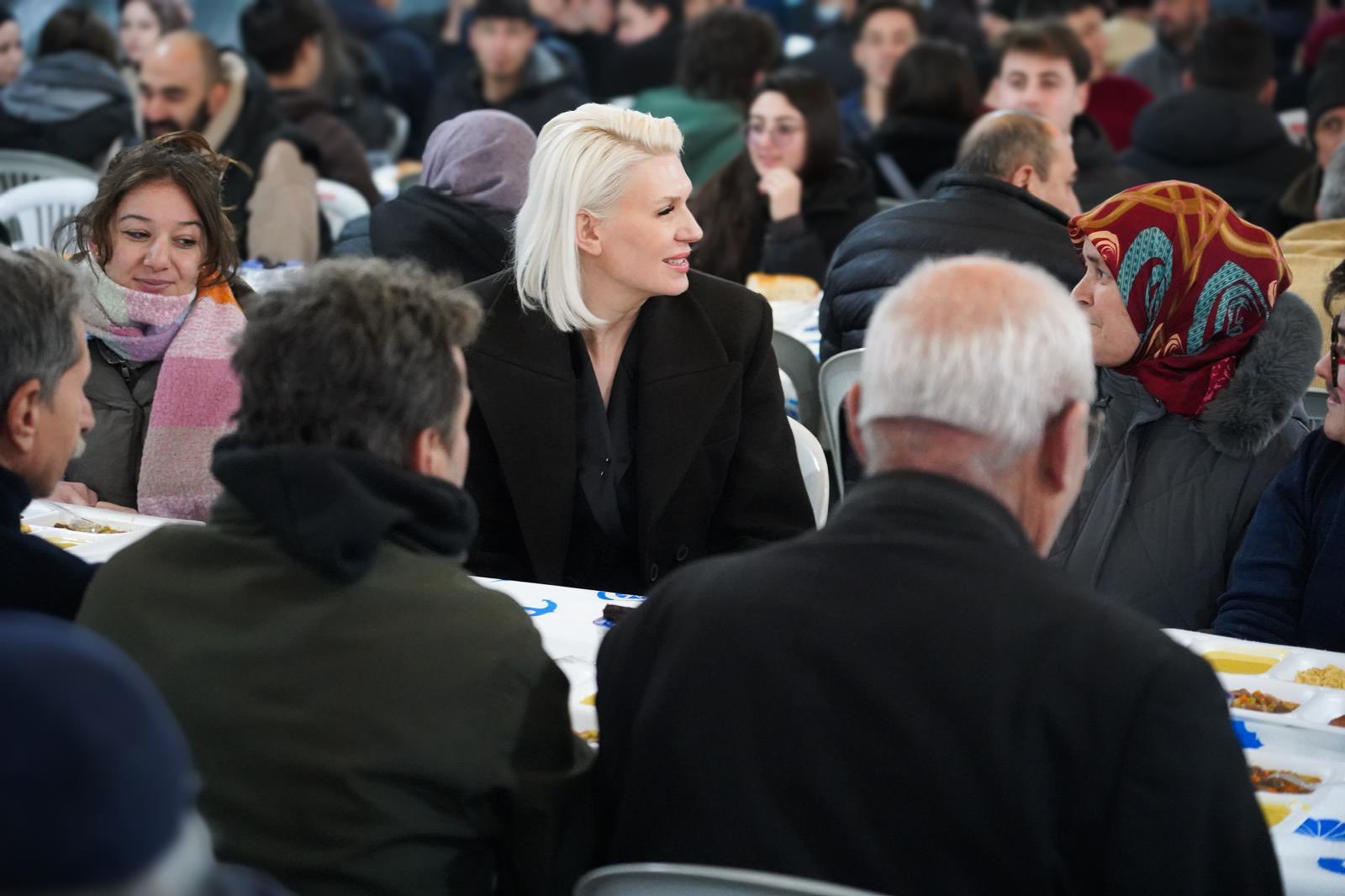 İftar Çadırında Yemek Servisi Başkan Subaşıdan 10994