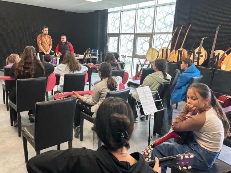 İl Müdürü Demir, Gençlik Merkezindeki Gitar Kursunu Ziyaret Etti 10030
