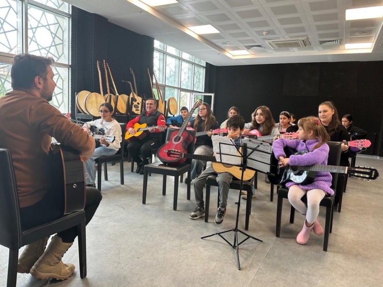 İl Müdürü Demir, Gençlik Merkezindeki Gitar Kursunu Ziyaret Etti 10032