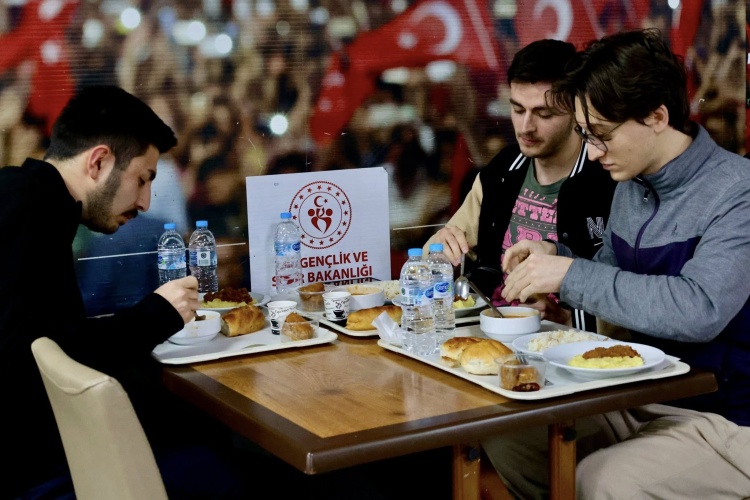 İl Müdürü Demir, Öğrencilerle İftar Sofrasında Buluştu 10827