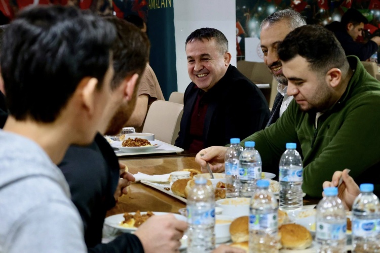 İl Müdürü Demir, Öğrencilerle İftar Sofrasında Buluştu 10828