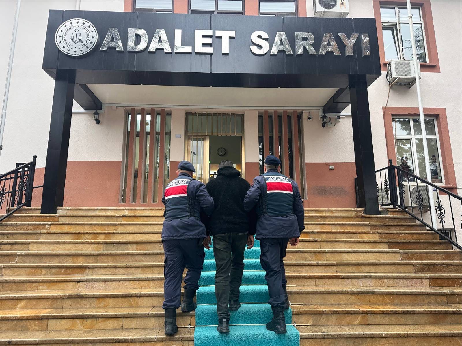 Jandarmadan Kaçamadı 10256