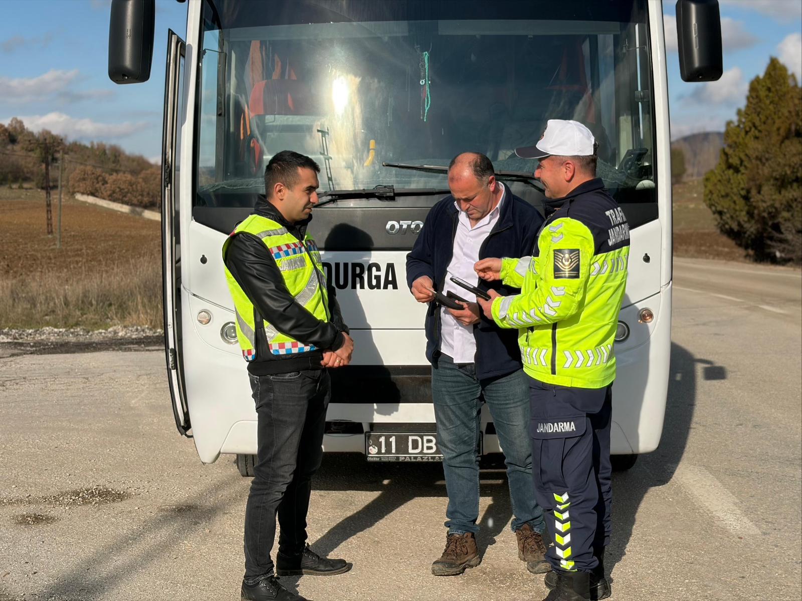 Jandarmadan Sivil Otobüslerlere Yakın Takip 9935