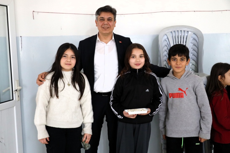 Küre İlkokulu Ortaokulu’nda Şiir Dinletisi Programı Düzenlendi 10763