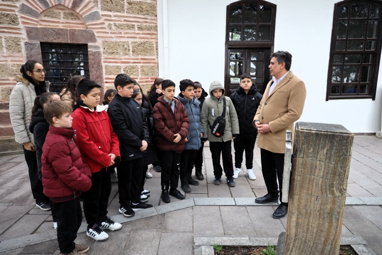 Öğrencileri Türbe Girişinde Karşıladı 10563