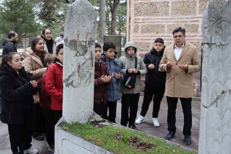 Öğrencileri Türbe Girişinde Karşıladı 10564