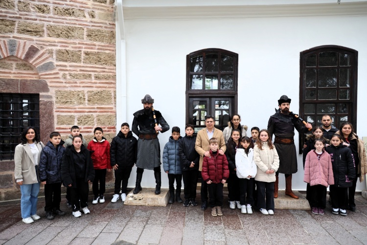 Öğrencileri Türbe Girişinde Karşıladı 10565