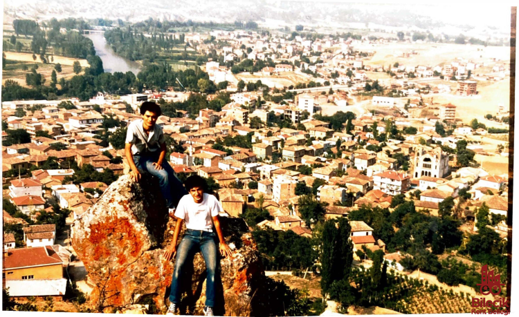 Osmaneli Manzarası Önünde Bir Arkadaş Grubu 9418