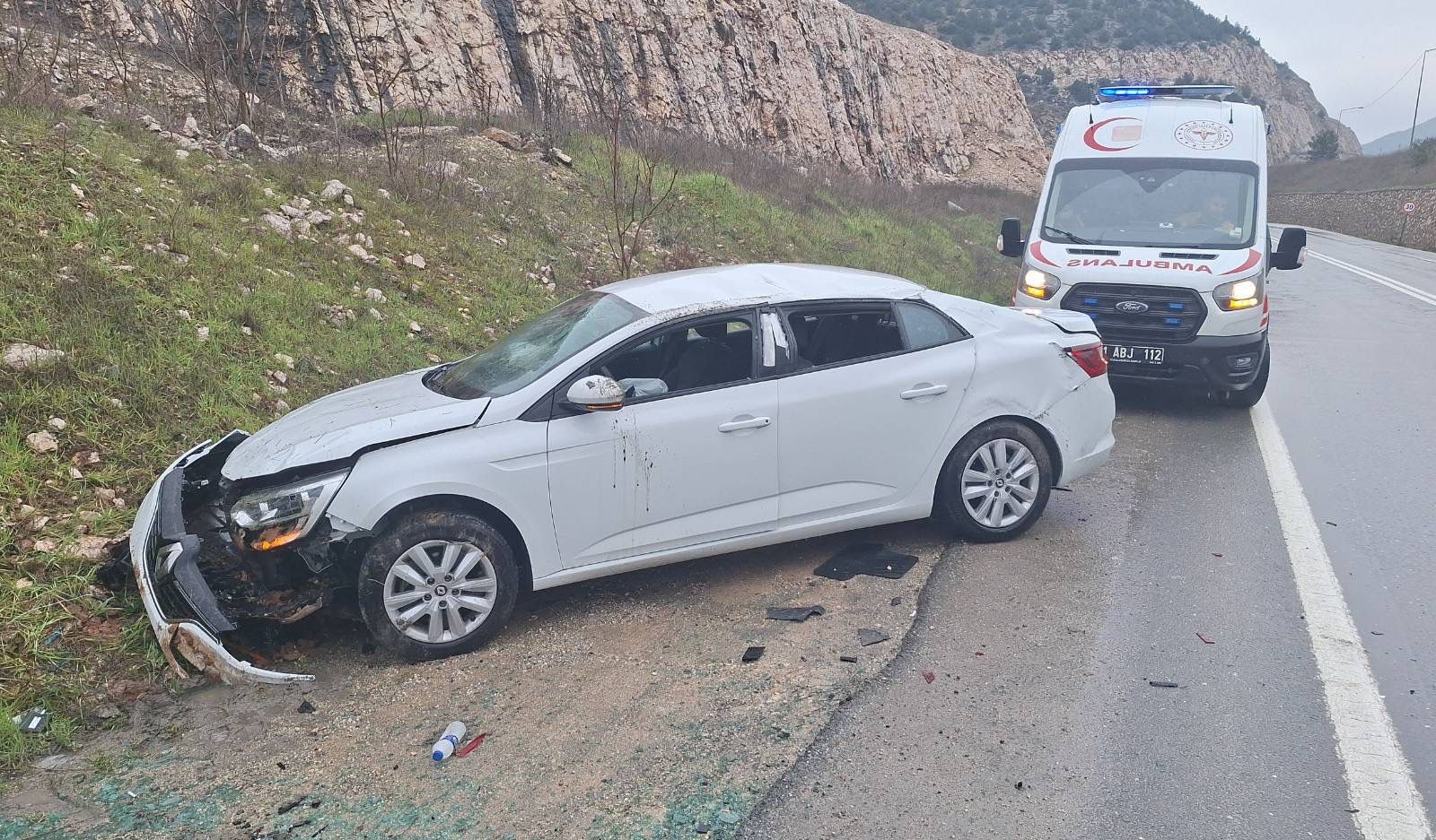 Otomobil Kaygan Yolda Takla Attı 2 Yaralı 10017