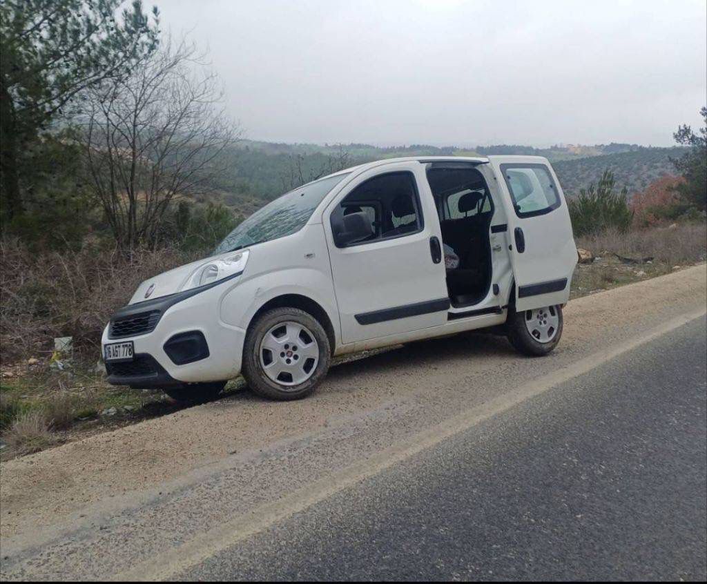 Otomobil Refüje Çarptı 1 Hafif Yaralı 10769