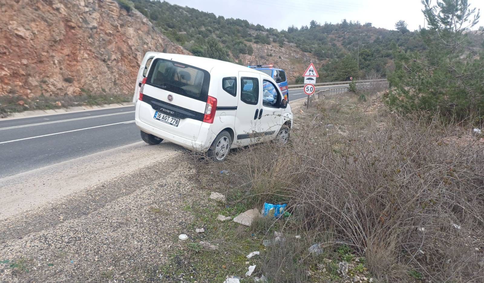 Otomobil Refüje Çarptı 1 Hafif Yaralı 10770