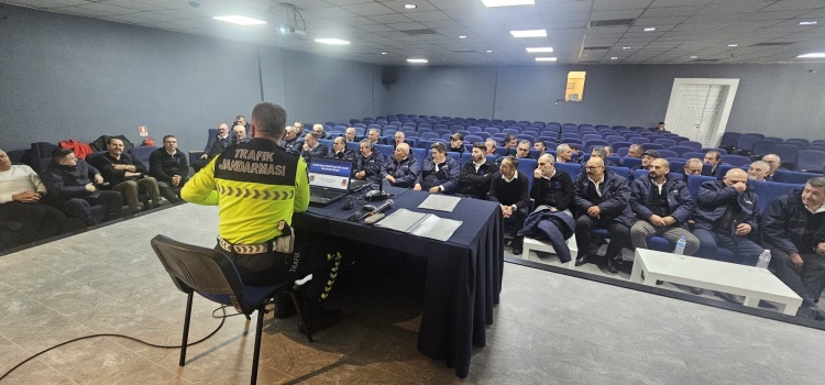 Tur Sürücüleri̇ne Trafi̇k Semi̇neri̇ 10699