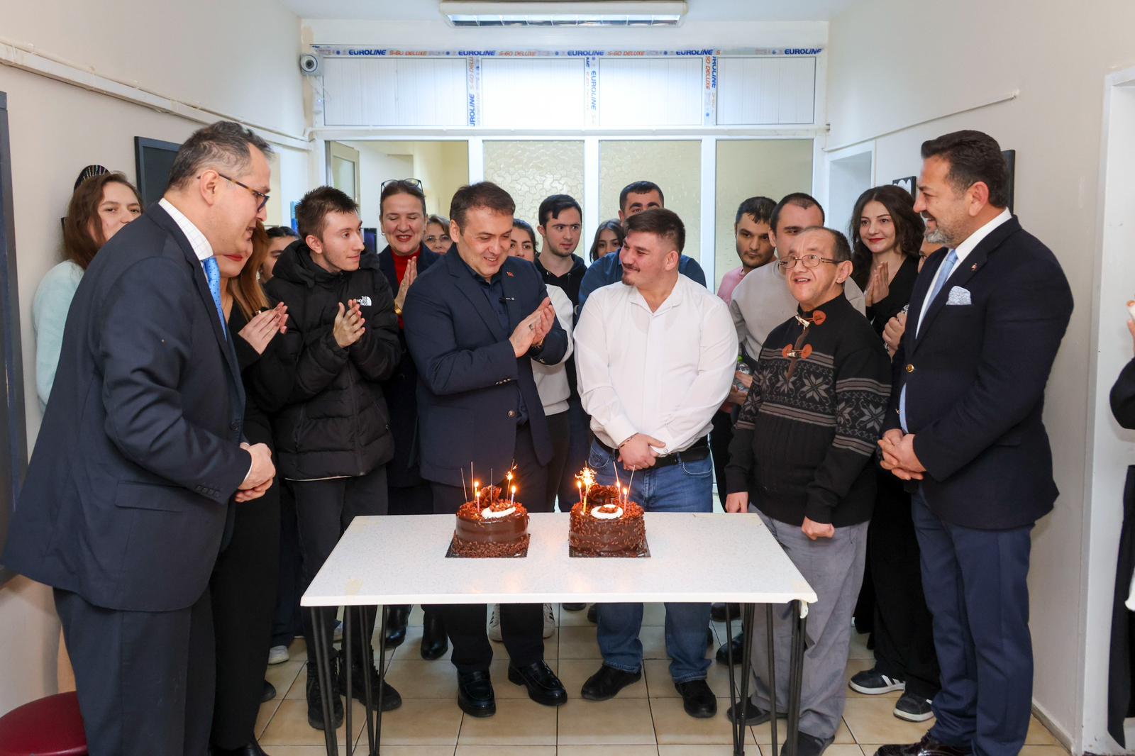 Vali Sözer’den Özel Bireylere Doğum Günü Sürprizi 10390 (1)