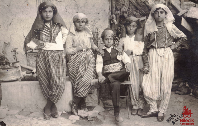 Yöresel Kıyafetleriyle Poz Veren Çocuklar 9412