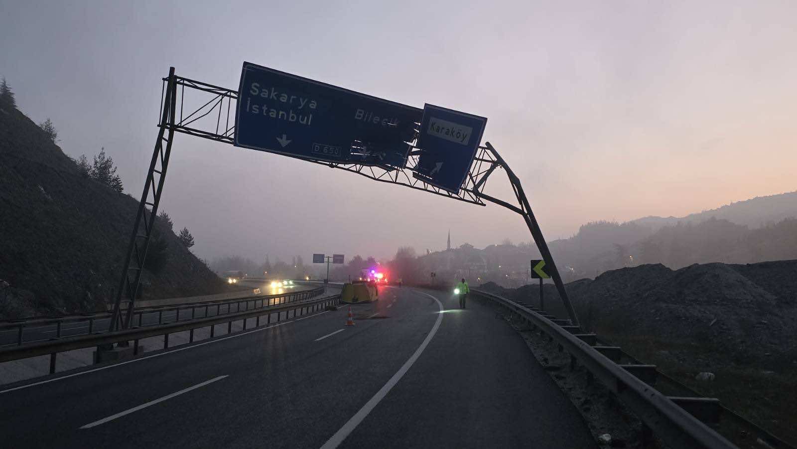 Açılan Damper Trafik Levhasına Çarptı 11874 (1)