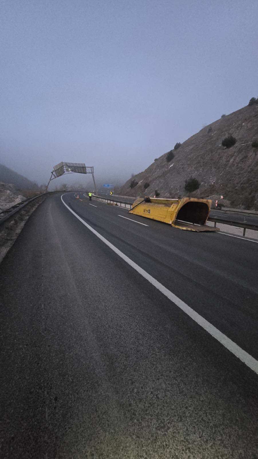 Açılan Damper Trafik Levhasına Çarptı 11875 (1)