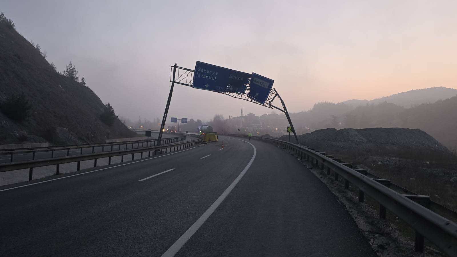 Açılan Damper Trafik Levhasına Çarptı 11876