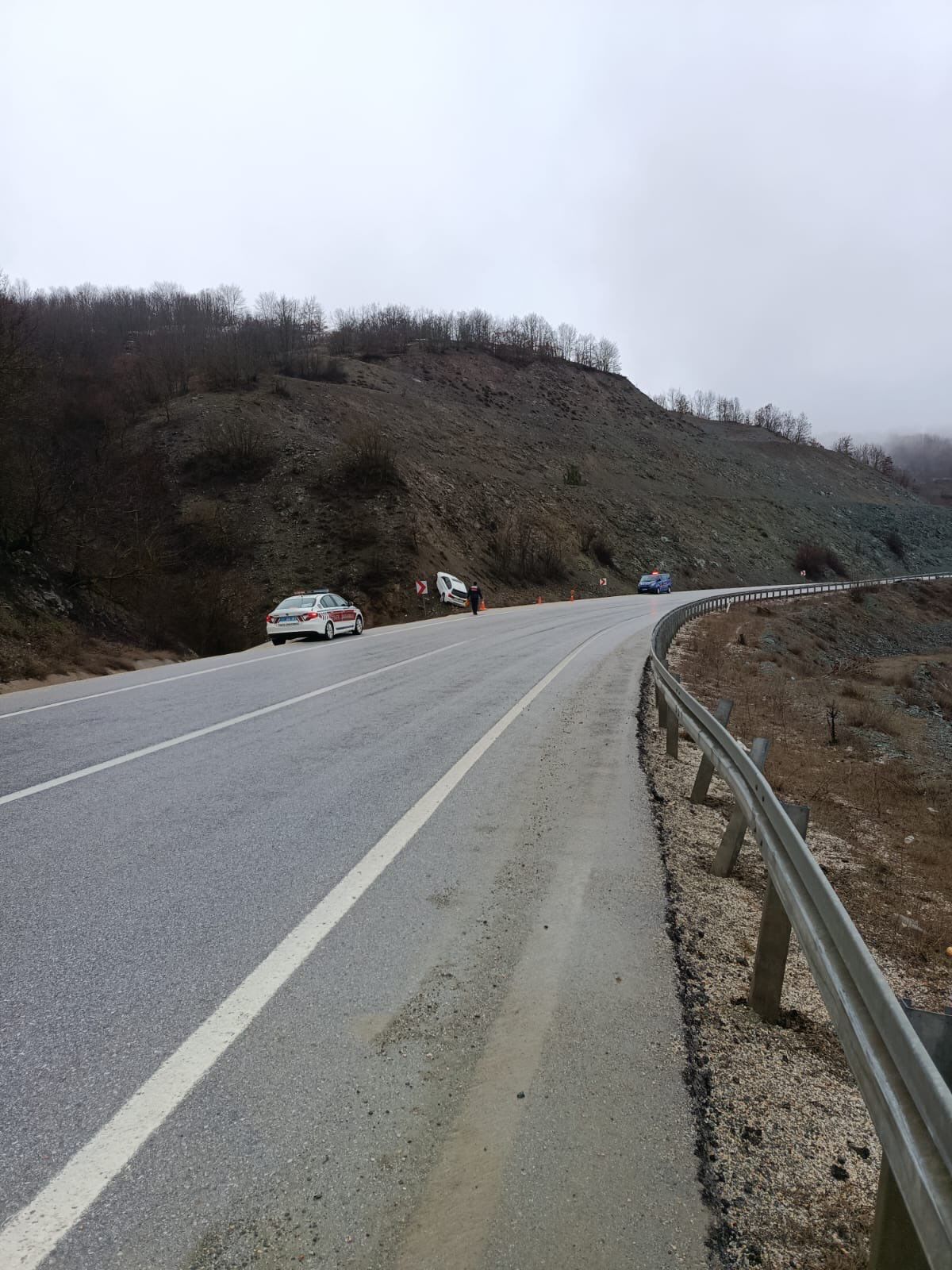 Bariyerlere Çarptı Araziye Savruldu 2 Yaralı 12035