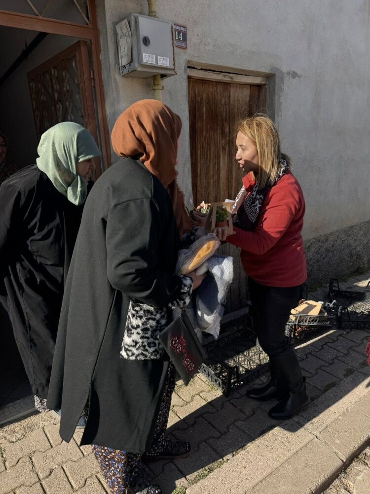 Başkan Tekin Dünyamızı Aydınlatan Tüm Kadınlarımızın Yanındayız 11518