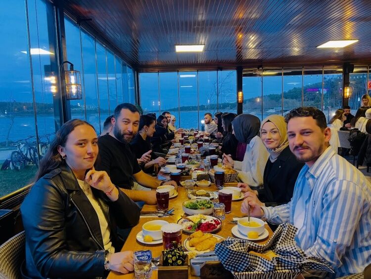 Başkan Yıldırım Gençlerle İftarın Bereketi Başka 11563