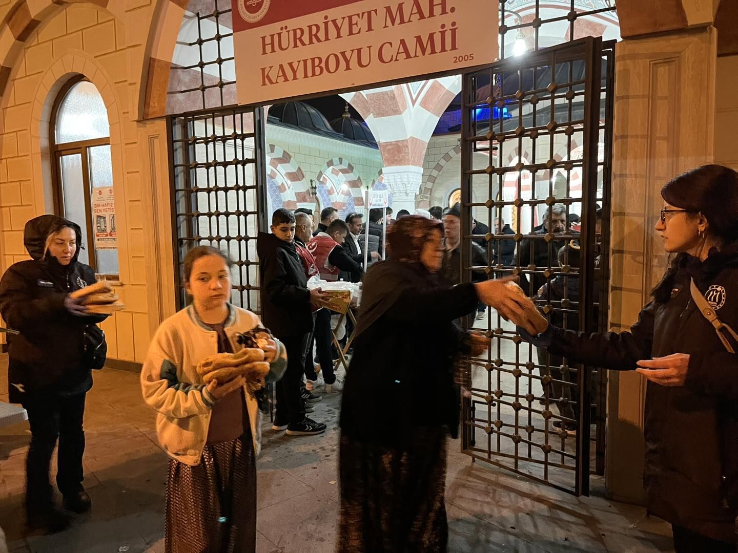 Bilecik’te Kadir Gecesi’nde Vatandaşlara Pide İkramı 11911