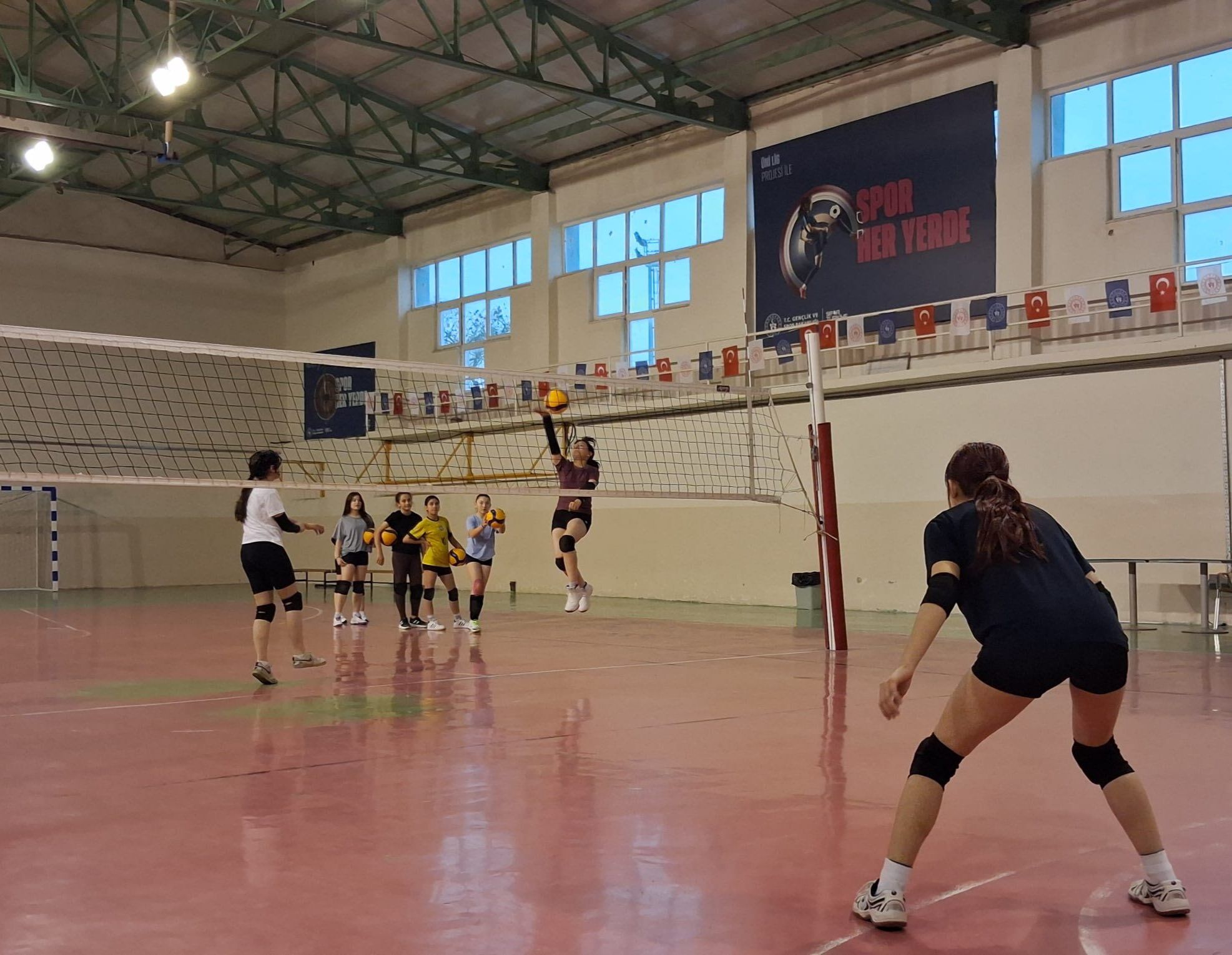 Bilecik’te Voleybol Antrenmanları Devam Ediyor 12132
