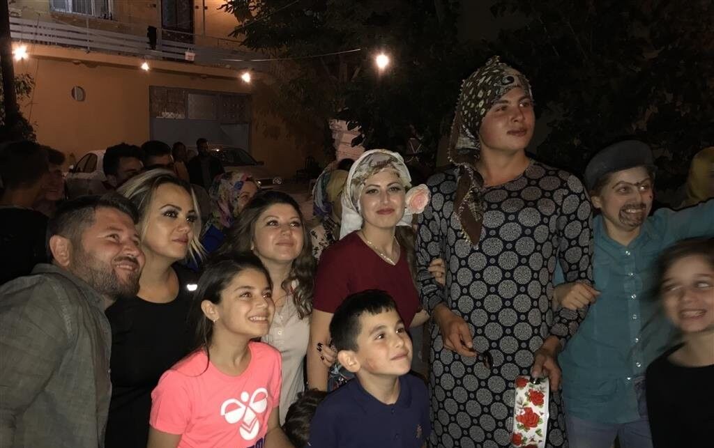 Bir Tavuk, İki Aile, Bol Kahkaha 12290