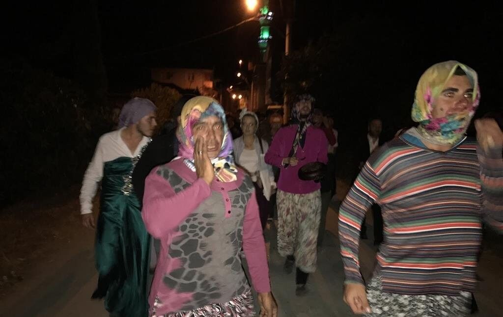 Bir Tavuk, İki Aile, Bol Kahkaha 12291