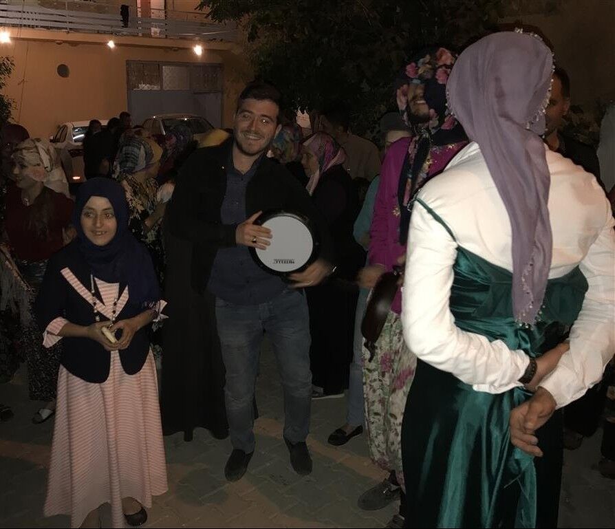 Bir Tavuk, İki Aile, Bol Kahkaha 12292