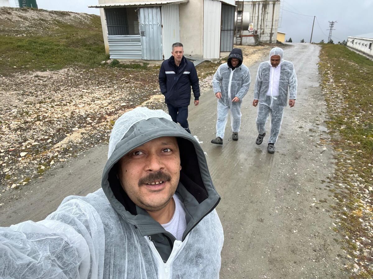 Çılgın Başkandan Mahsur Kalan Tavuklara Müdahale 12319