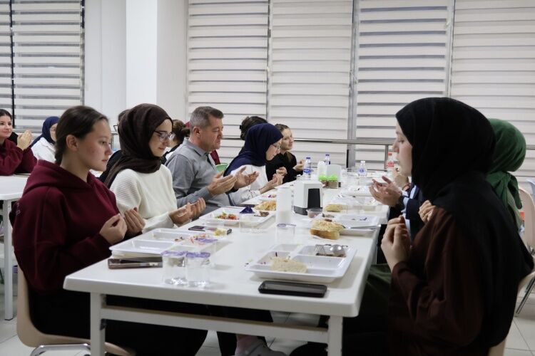 İl Müdürü Şimşek, Kız İmam Hatip Lisesi Öğrencileriyle Iftarda Buluştu 11396