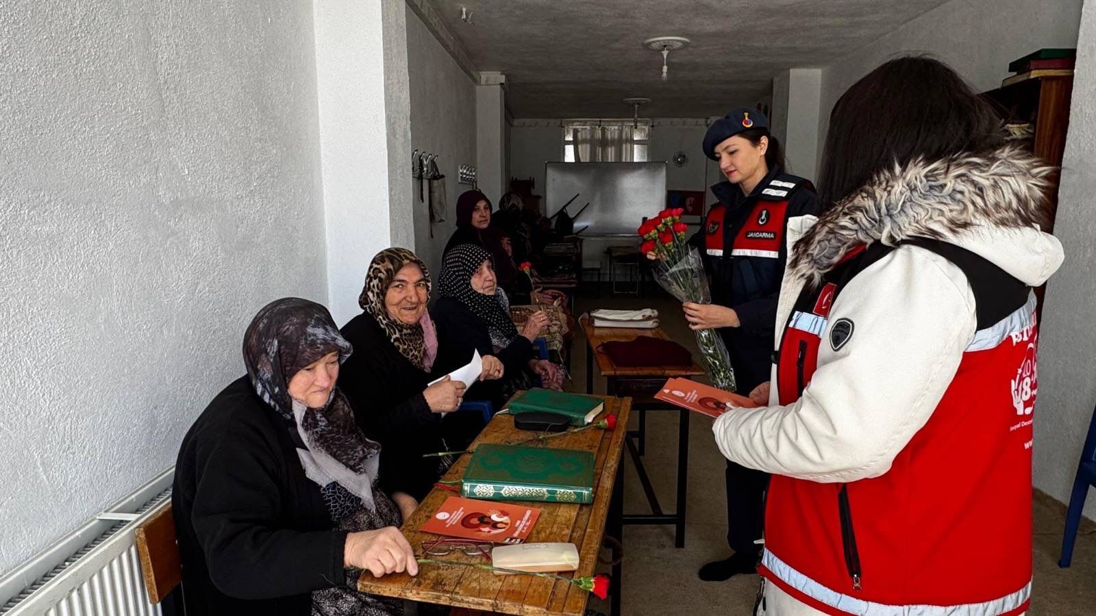 Jandarmadan Kadınlara Çiçekli Sürpriz 11537