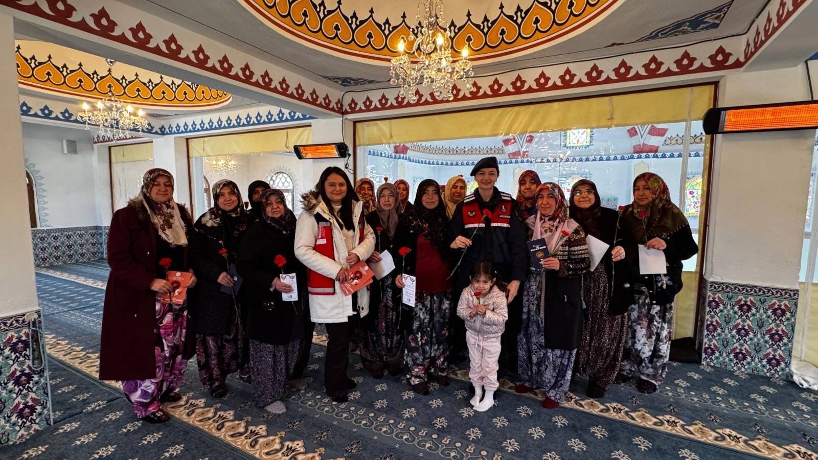 Jandarmadan Kadınlara Çiçekli Sürpriz 11538