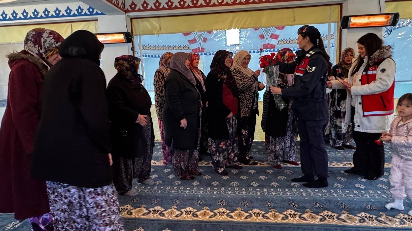 Jandarmadan Kadınlara Çiçekli Sürpriz 11539