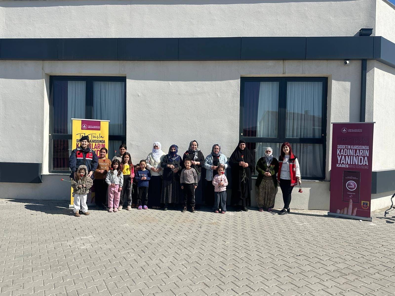 Jandarmadan Kadınlara Çiçekli Sürpriz 11540