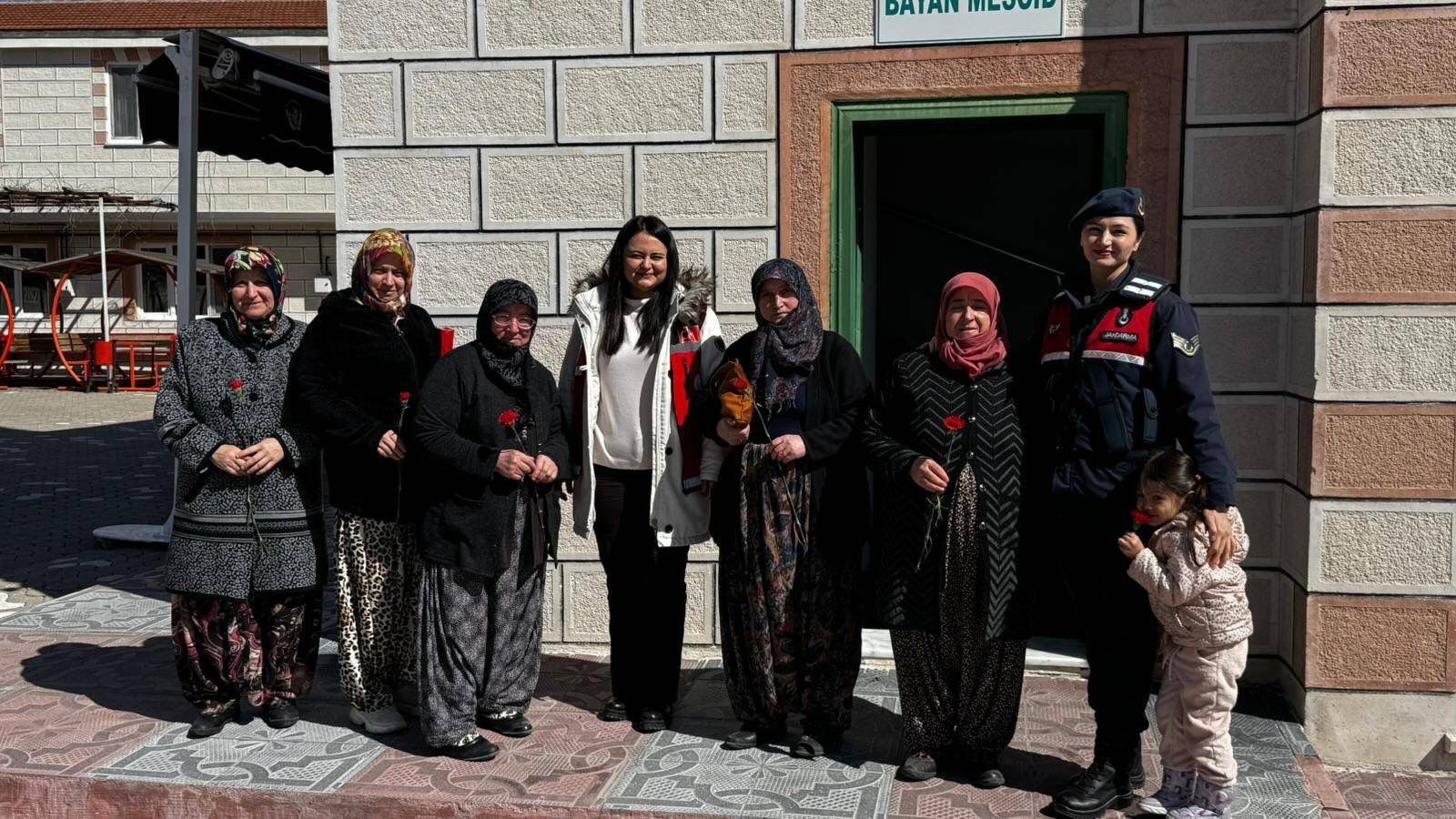 Jandarmadan Kadınlara Çiçekli Sürpriz 11541