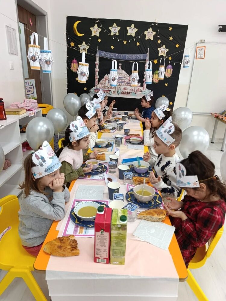 Miniklerden Anlamlı İftar Programı 11244