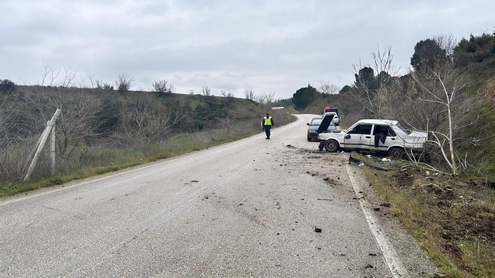 Otomobil Ağaca Çarptı Sürücü Yaralandı 12033