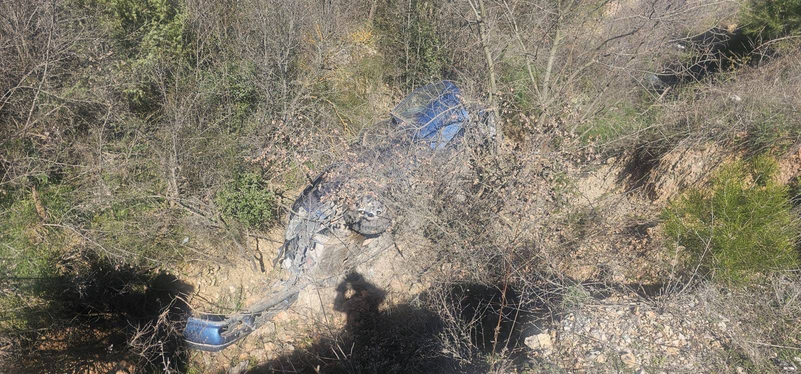 Otomobil Dereye Düştü 1 Yaralı 11594