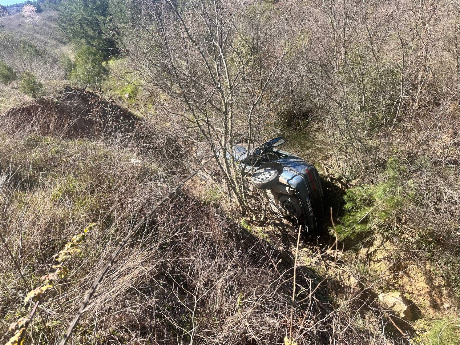 Otomobil Dereye Düştü 1 Yaralı 11595