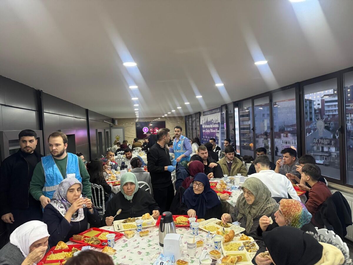 Tebessümleri Sofrayı Aydınlattı 11380