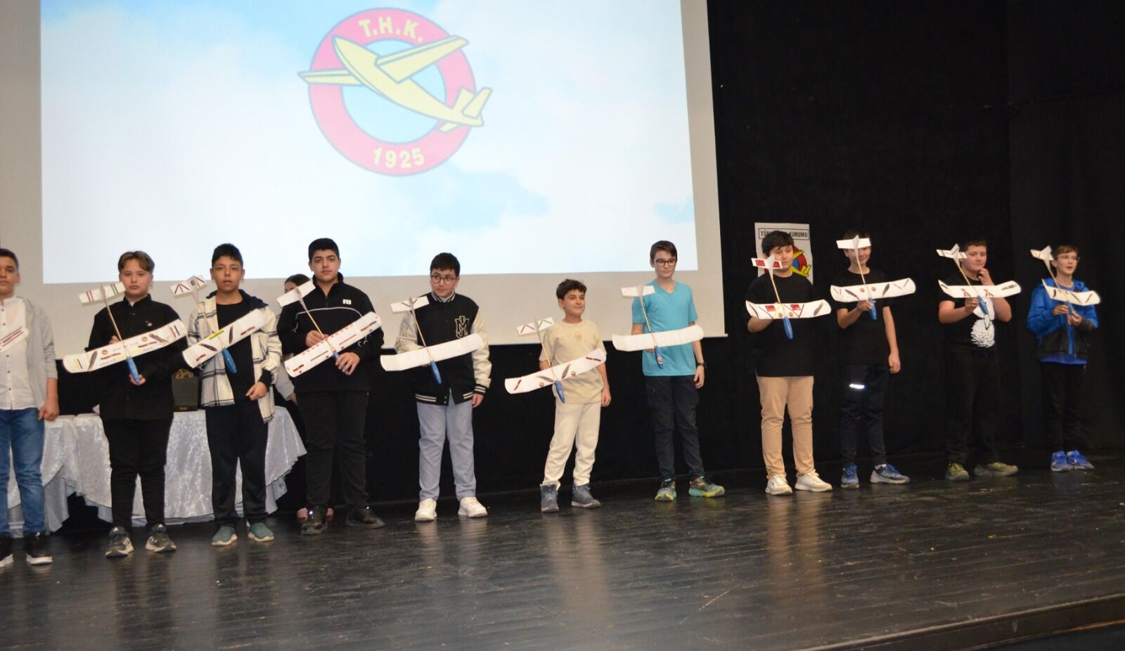 Thk’den Geleceğin Havacılarına Destek 11208