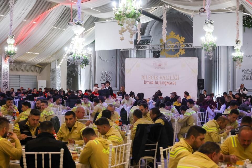 Vali Sözerden Fedakar Ekiplere Övgü 11374