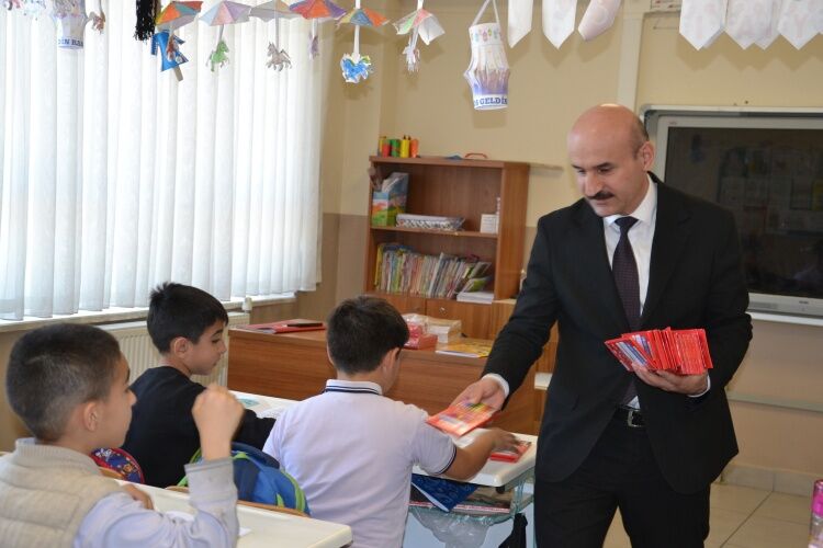 Vezirhan’da Öğrencilere Bilecik’i Tanıtan Boyama Kitapları Dağıtıldı 11631