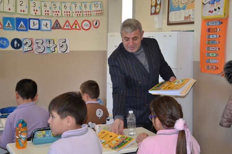 Vezirhan’da Öğrencilere Bilecik’i Tanıtan Boyama Kitapları Dağıtıldı 11633